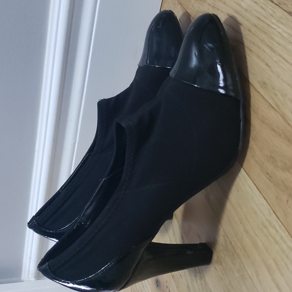 ETIENNE AIGNER Womans Shoe boot. Size 7